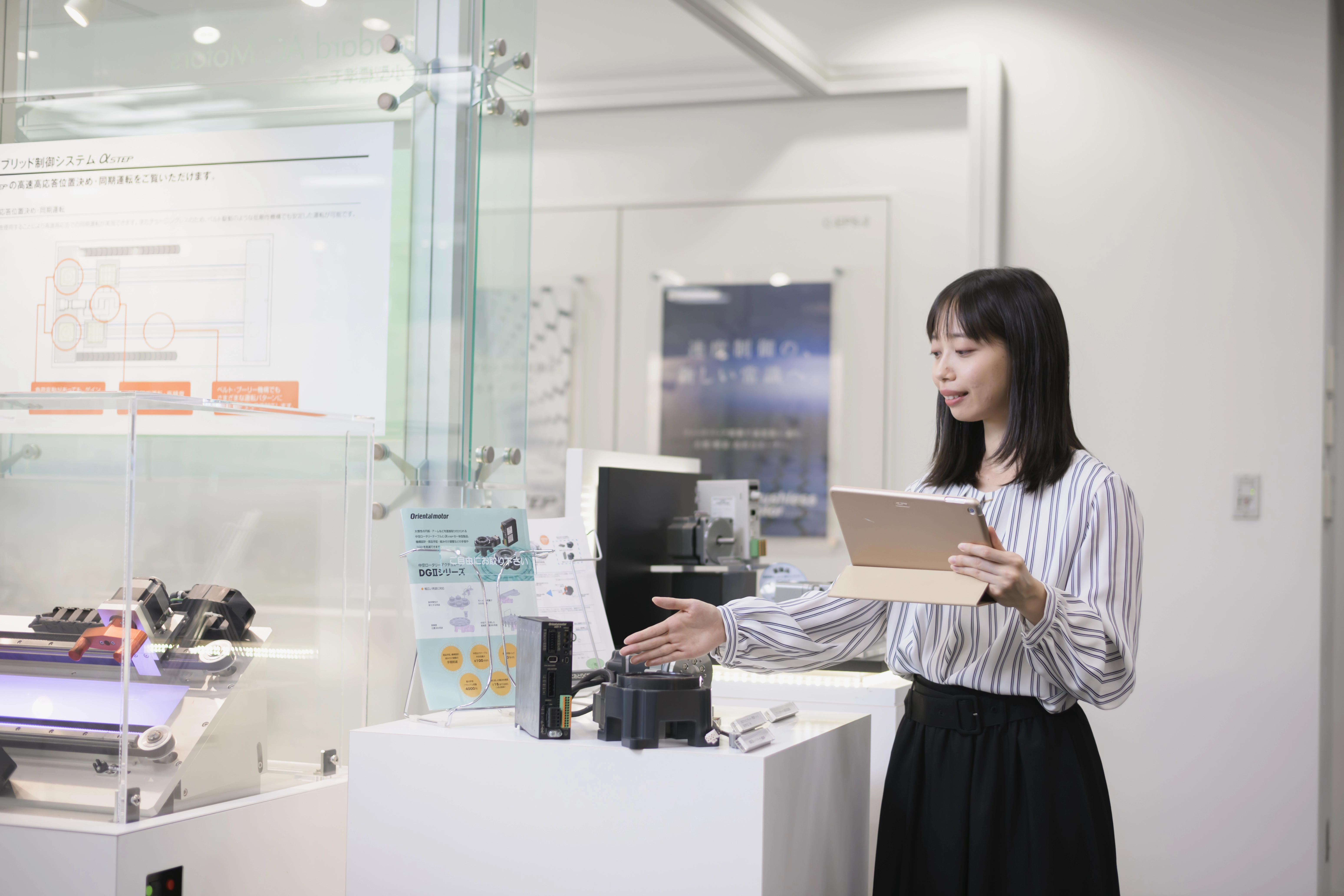 Employee explaining the showroom online